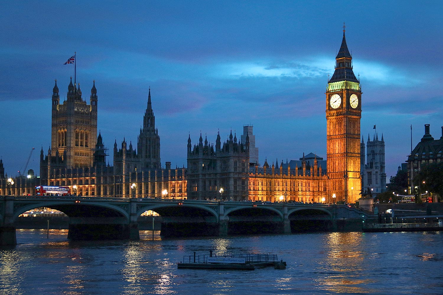 Visites guidées à Londres, Parlement de nuit, Londres, Angleterre / Houses of Parliament by night, London, England, UK.