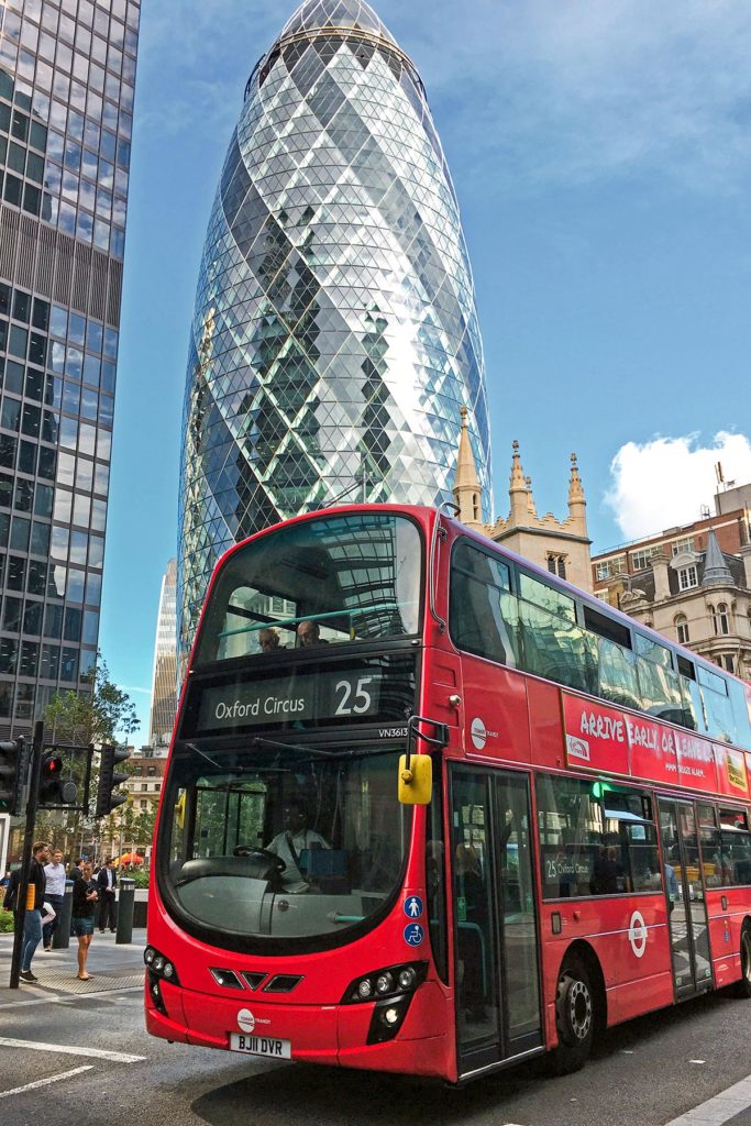 Autobus rouge et le Gherkin, Londres, Angleterre / Red bus and the Gherkin, London, England, UK