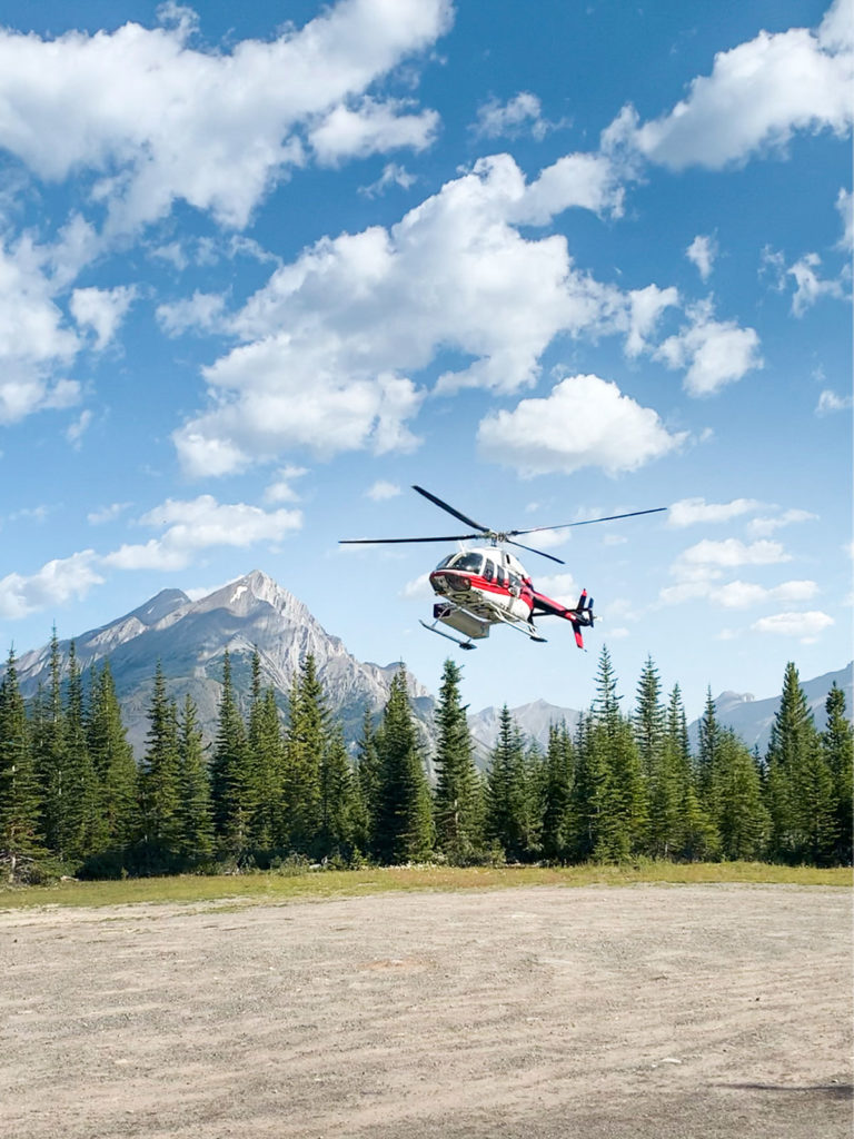 Hélicoptère, Lodge Assiniboine, Mont Assiniboine, Colombie-Britannique, Canada / Helicopter, Assiniboine Lodge, Mount Assiniboine, BC, Canada