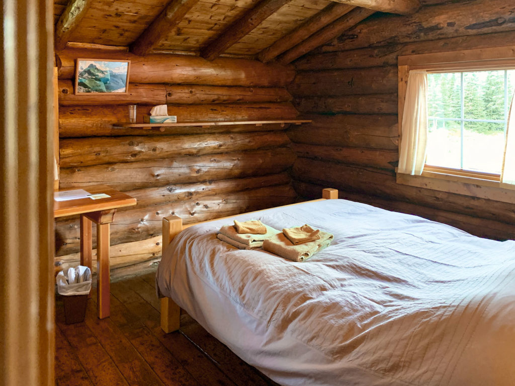Chambre, Lodge Assiniboine, Mont Assiniboine, Colombie-Britannique, Canada / Bedroom, Assiniboine Lodge, Mount Assiniboine, BC, Canada