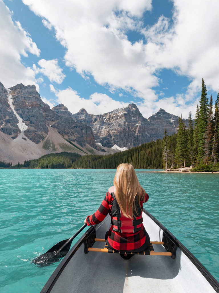 Canot, Lac Moraine, Alberta, Canada / Canoe, Moraine Lake, Alberta, Canada