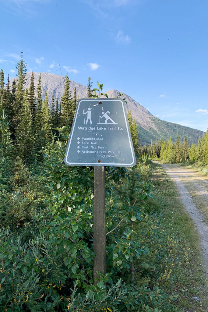 Panneau sentier mont Assiniboine, Colombie-Britannique, Canada / Mount Assiniboine trail's sign, BC, Canada,