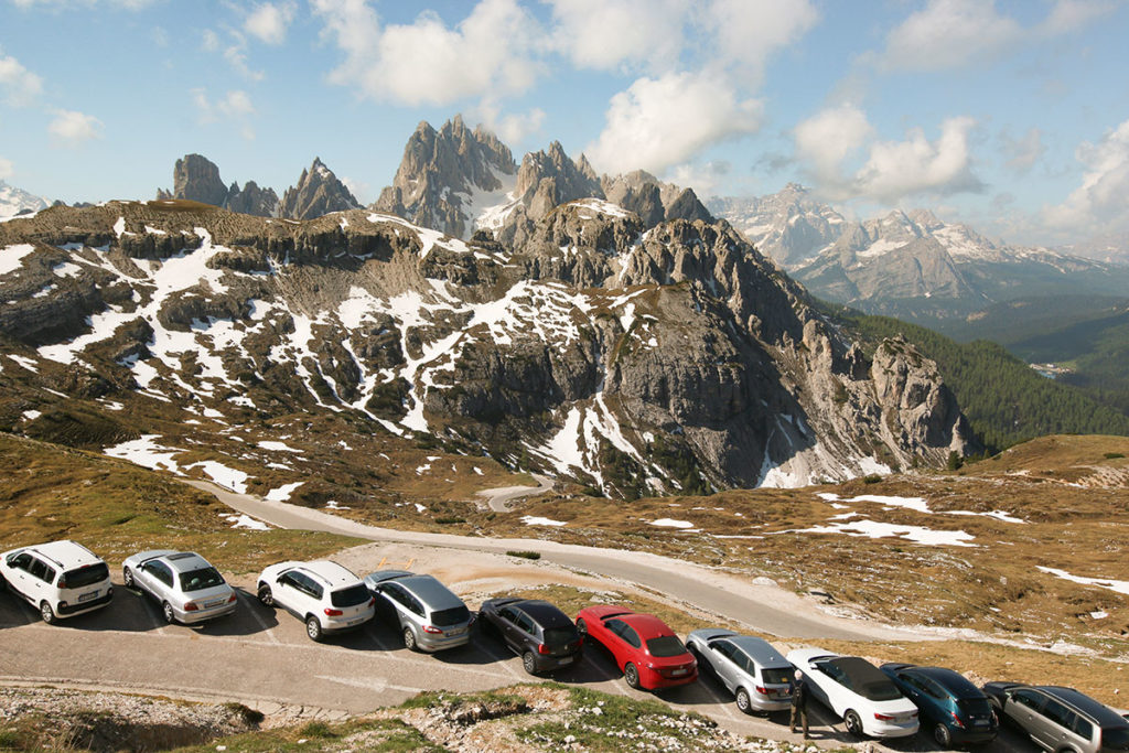 Stationnement, Tre Cime di Lavaredo, Dolomites, Italie / Parking, Tre Cime di Lavaredo, Dolomites, Italy