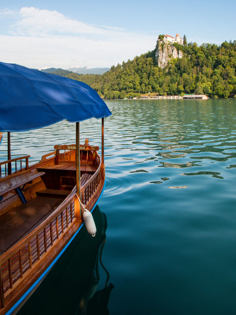 Bateau et château, Lac Bled, Slovénie / Boat and castle, Lake Bled, Slovenia