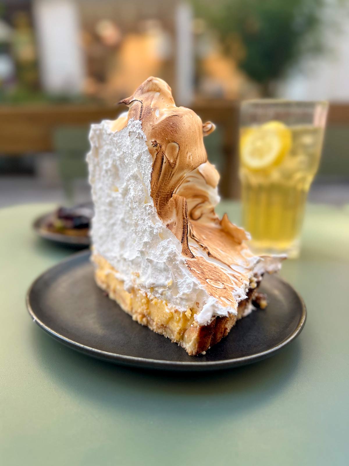 Meringue, Tarte au citron, Le Loir dans la théière, Paris, France / Lemon pie, Le Loir dans la théière, Paris