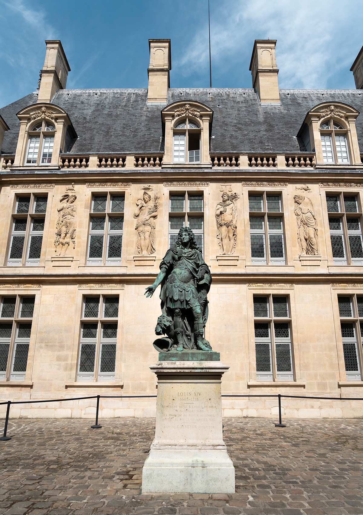 Statue Louis XIV, Extérieur, Musée Carnavalet, Paris, France