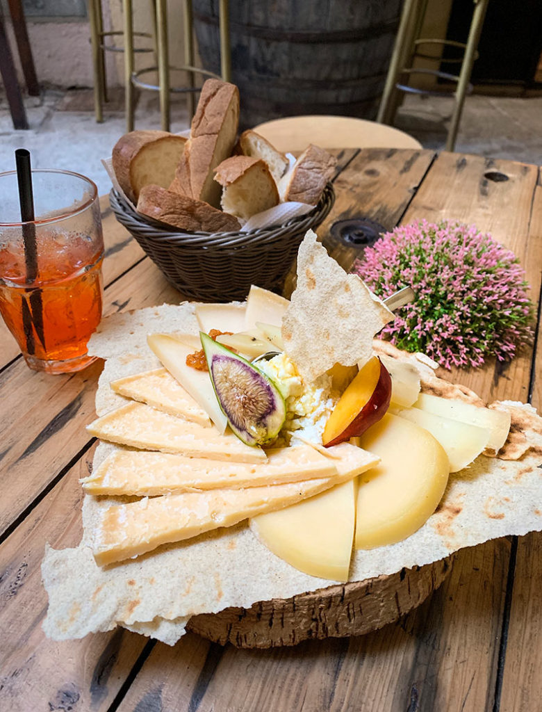 Plateau de fromages, Niní Vineria, La Maddalena, Sardaigne, Italie / Cheese plate, Niní Vineria, La Maddalena, Sardinia, Italy