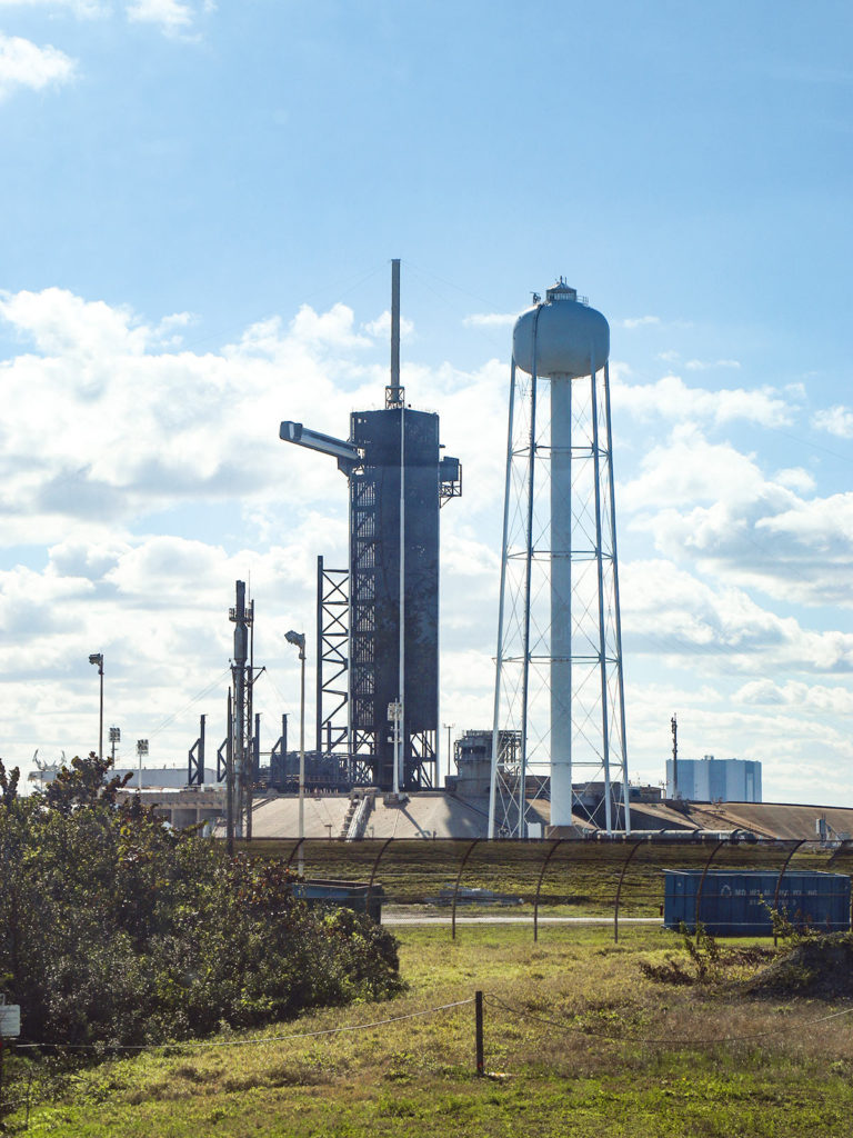 Rampe de lancement à fusée, NASA, Space Kennedy Center, Orlando, Floride, États-Unis / Rocket launch tower, NASA, Kennedy Space Center, Florida, USA
