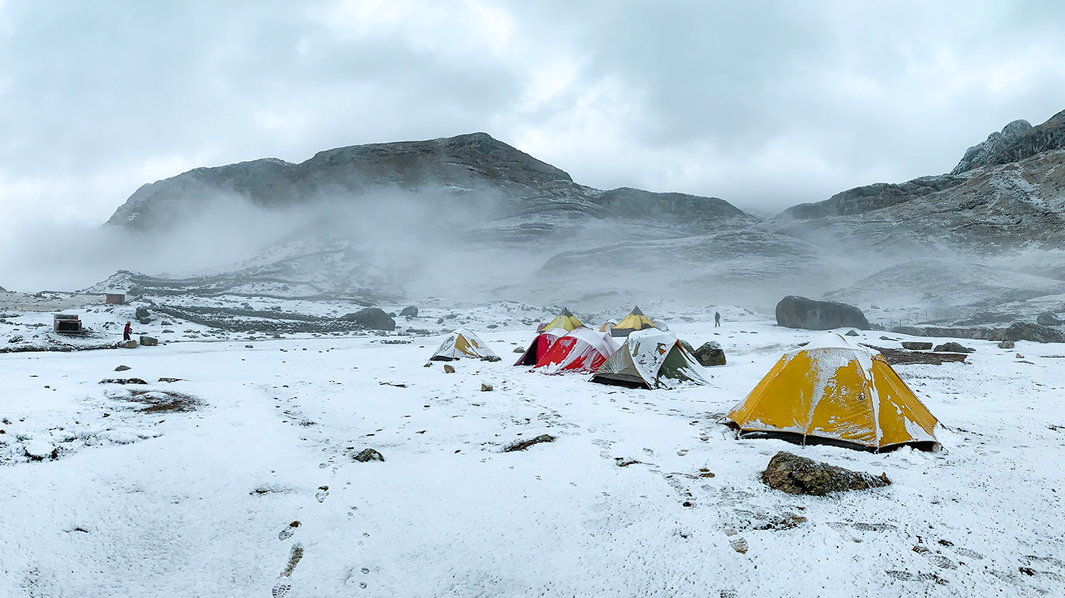 Neige, Tentes, Cordillera Huayhuash, Pérou / Snow, Tents, Cordillera Huayhuash, Peru