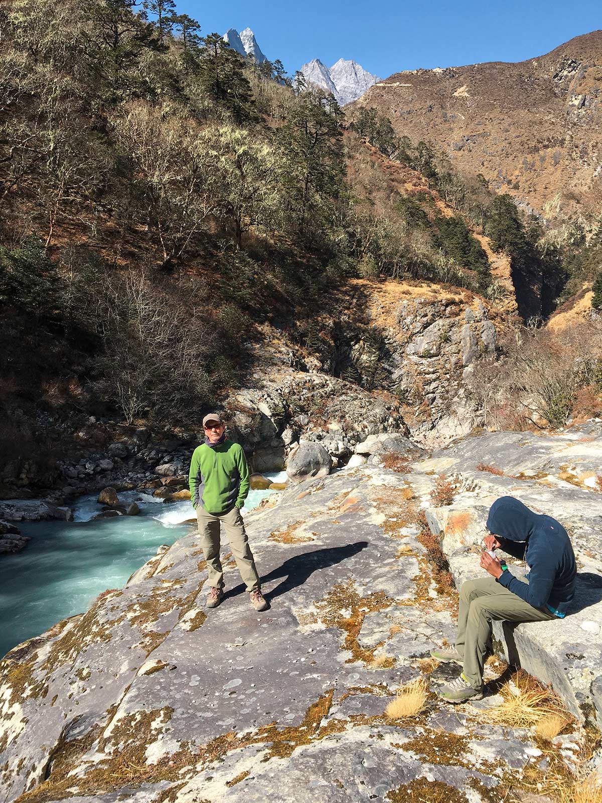 Randonneurs, Dudh Kosi, Népal / Hikers, Dudh Kosi water, Nepal