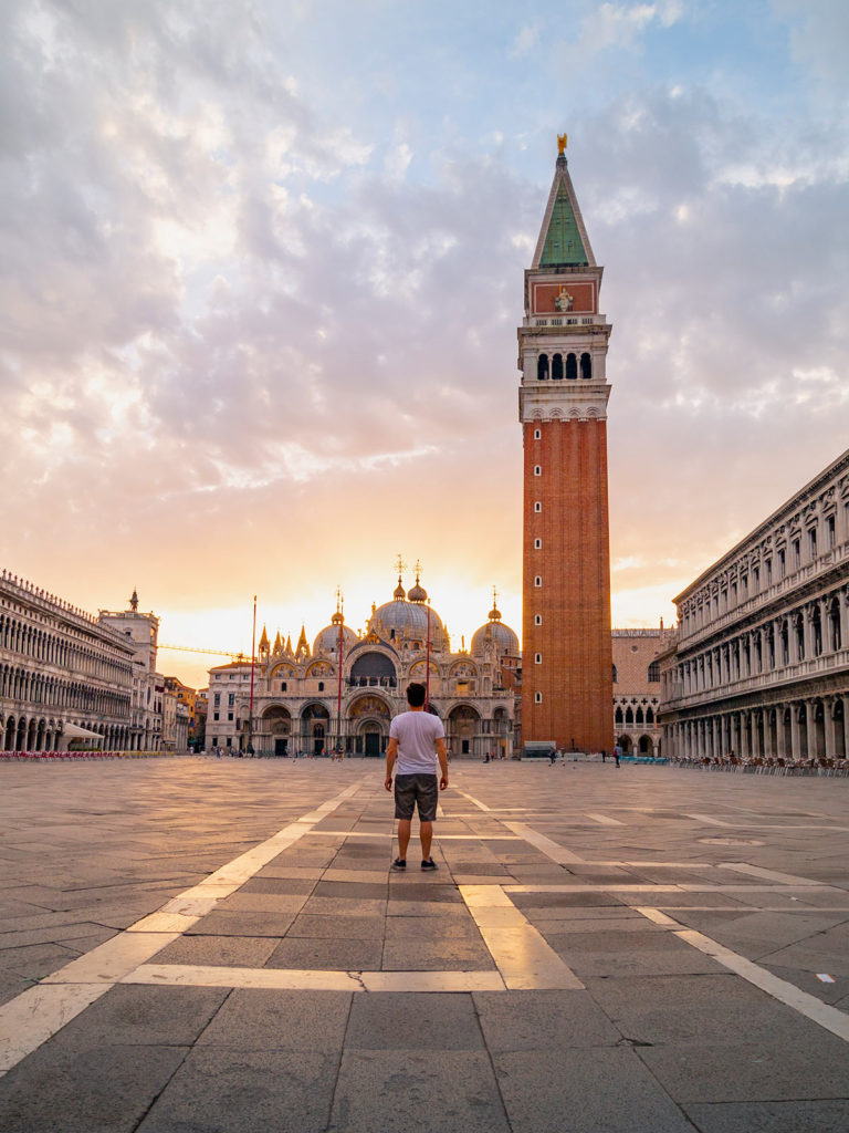 Lever de soleil, Place Saint-Marc, Venise, Italie / Sunrise, St. Mark Piazza, Piazza San Marco, Venice, Italy