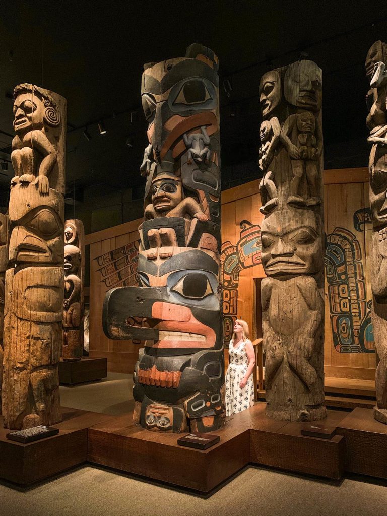 Mats totémiques, Musée Royal BC, Victoria, Colombie-Britannique, Canada / Totem story poles, Royal BC Museum, Victoria, BC, Canada