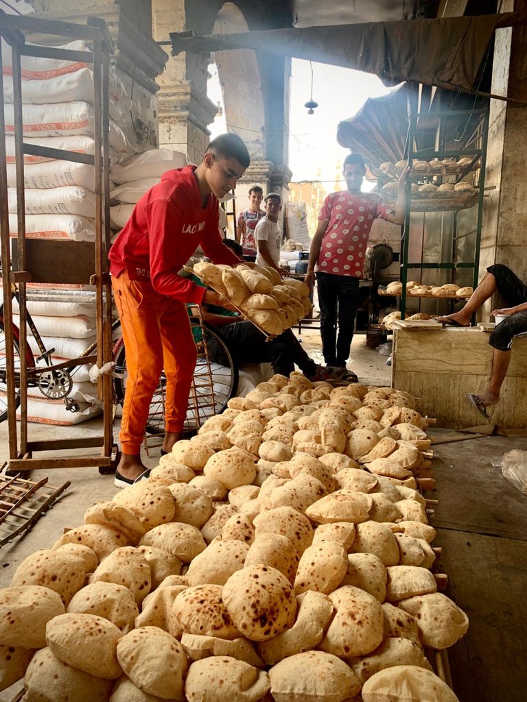 Pain, Hommes, Scène de rue, Le Caire, Égypte / Bread, Men, Street life, Cairo, Egypt
