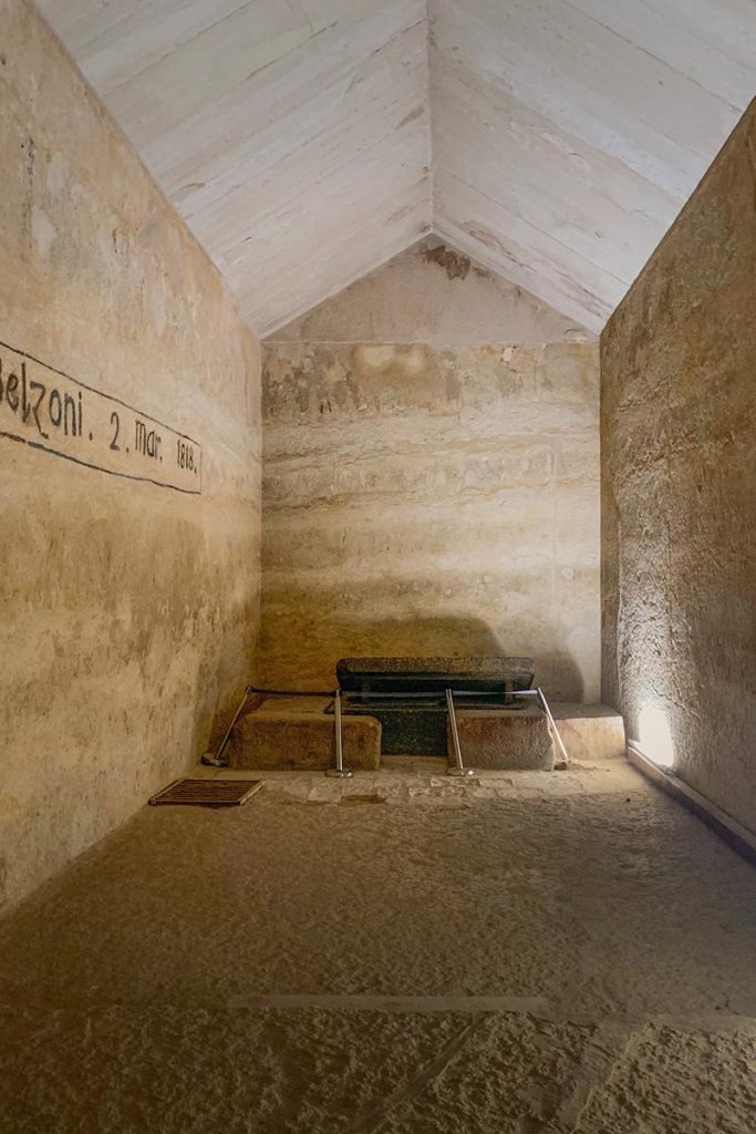 Intérieur de la pyramide de Khéphren, Gizeh, Égypte / Inside of Pyramid of Chephren, Giza, Egypt