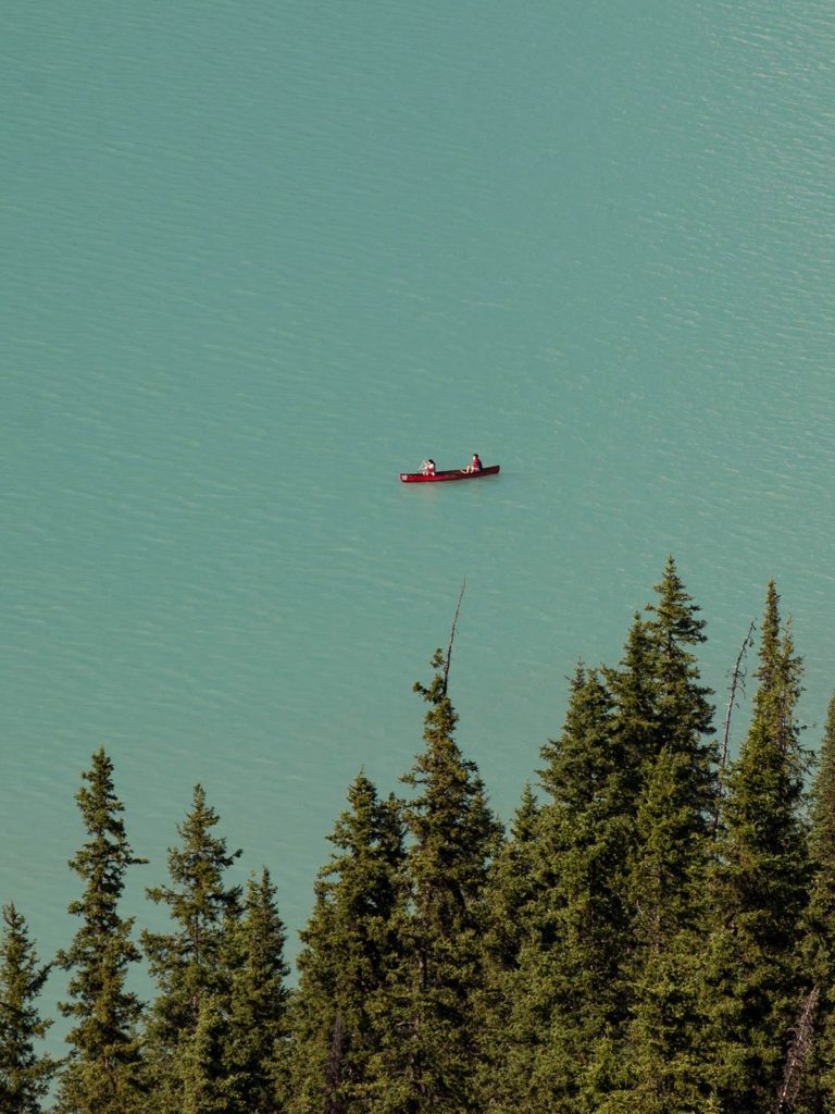 Canot, Fairview Lookout, Lac Louise, Rocheuses, Canada / Canoe, Lake Louise, Rockies, Canada
