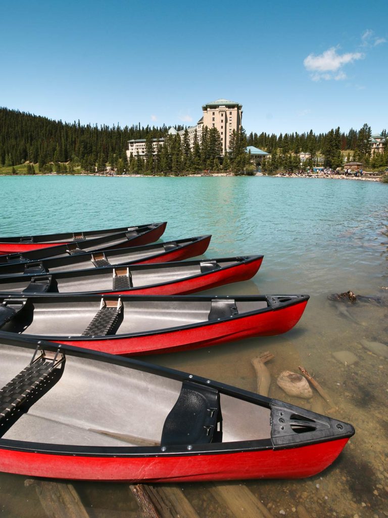 Canots, Lac Louise, Rocheuses, Canada / Canoe, Lake Louise, Rockies, Canada