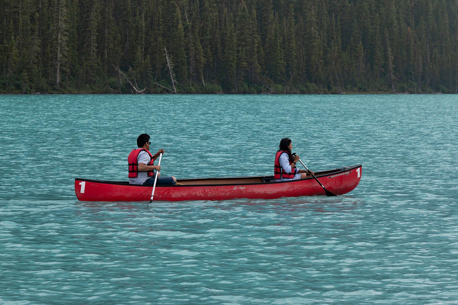 Canot, Lac Louise, Rocheuses, Canada / Canoe, Lake Louise, Rockies, Canada