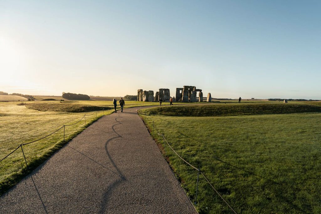Sentier de marche, Stonehenge, Salisbury, Angleterre / Walking path, Stonehenge, Salisbury, England, UK