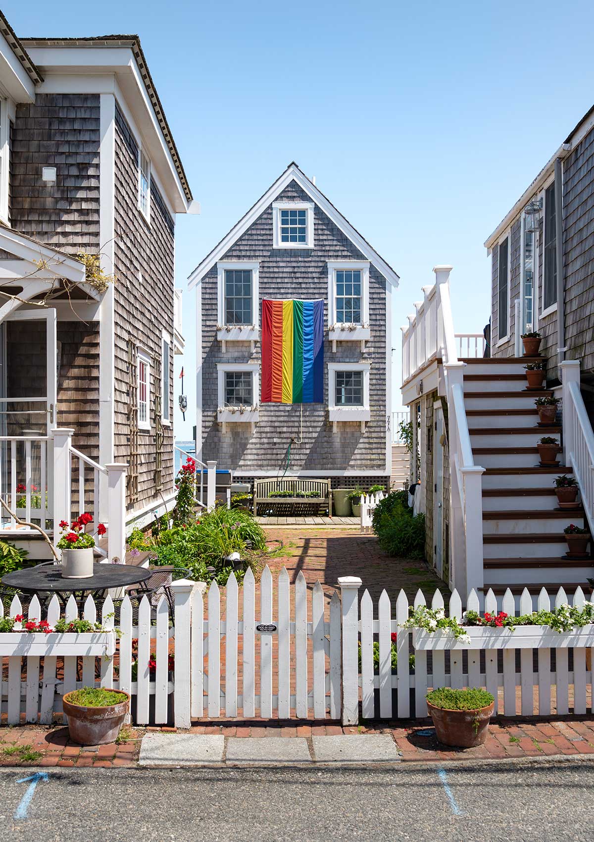 Drapeau LGBTQ+, Provincetown, Cape Cod, Massachusetts, États-Unis / LGBTQ+ flag, Provincetown, Cape Cod, Massachusetts, USA