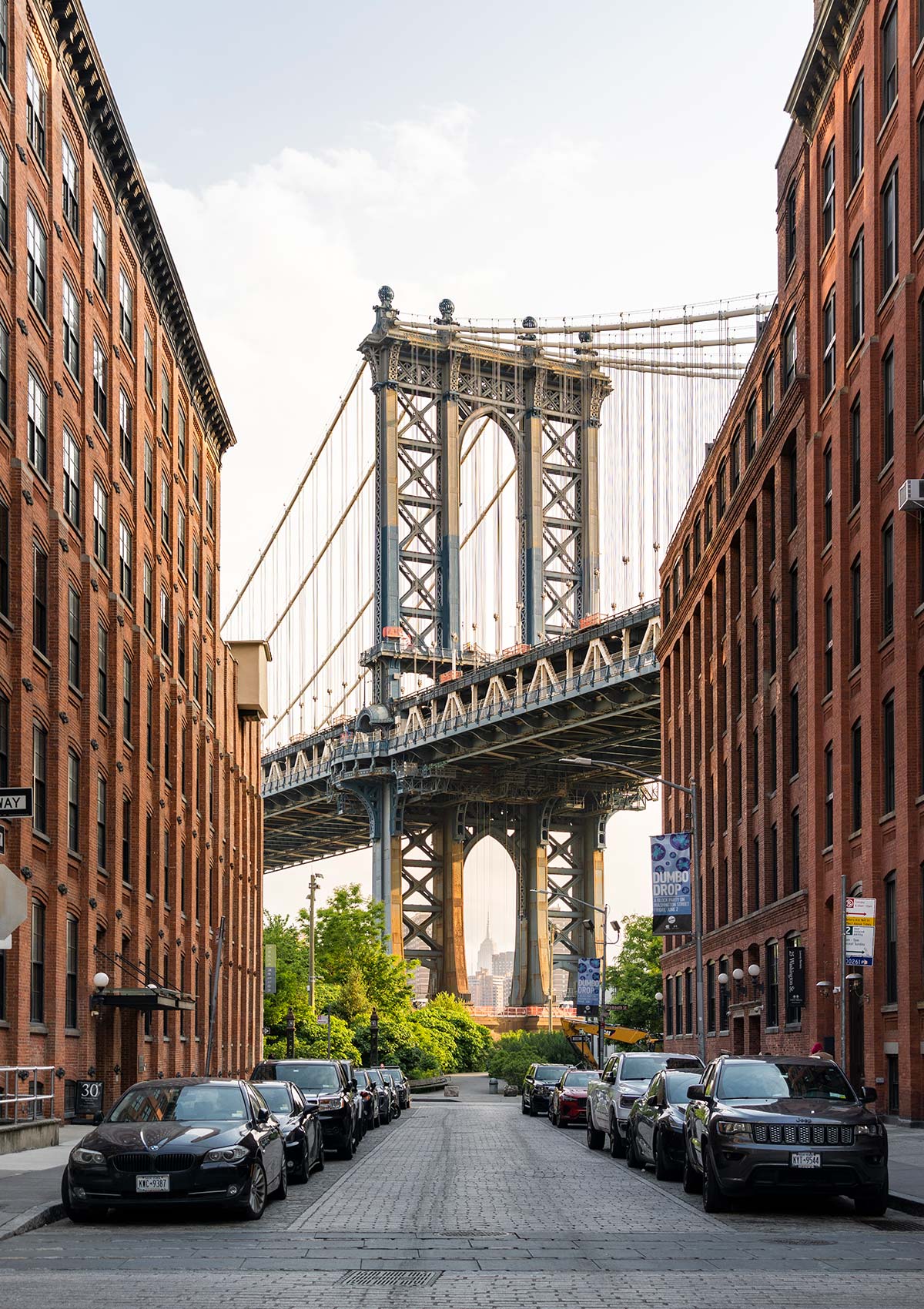Pont de Manhattan depuis la rue Washington, New York, États-Unis / Manhattan Bridge, Dumbo’s Washington Street, NY, NYC, USA