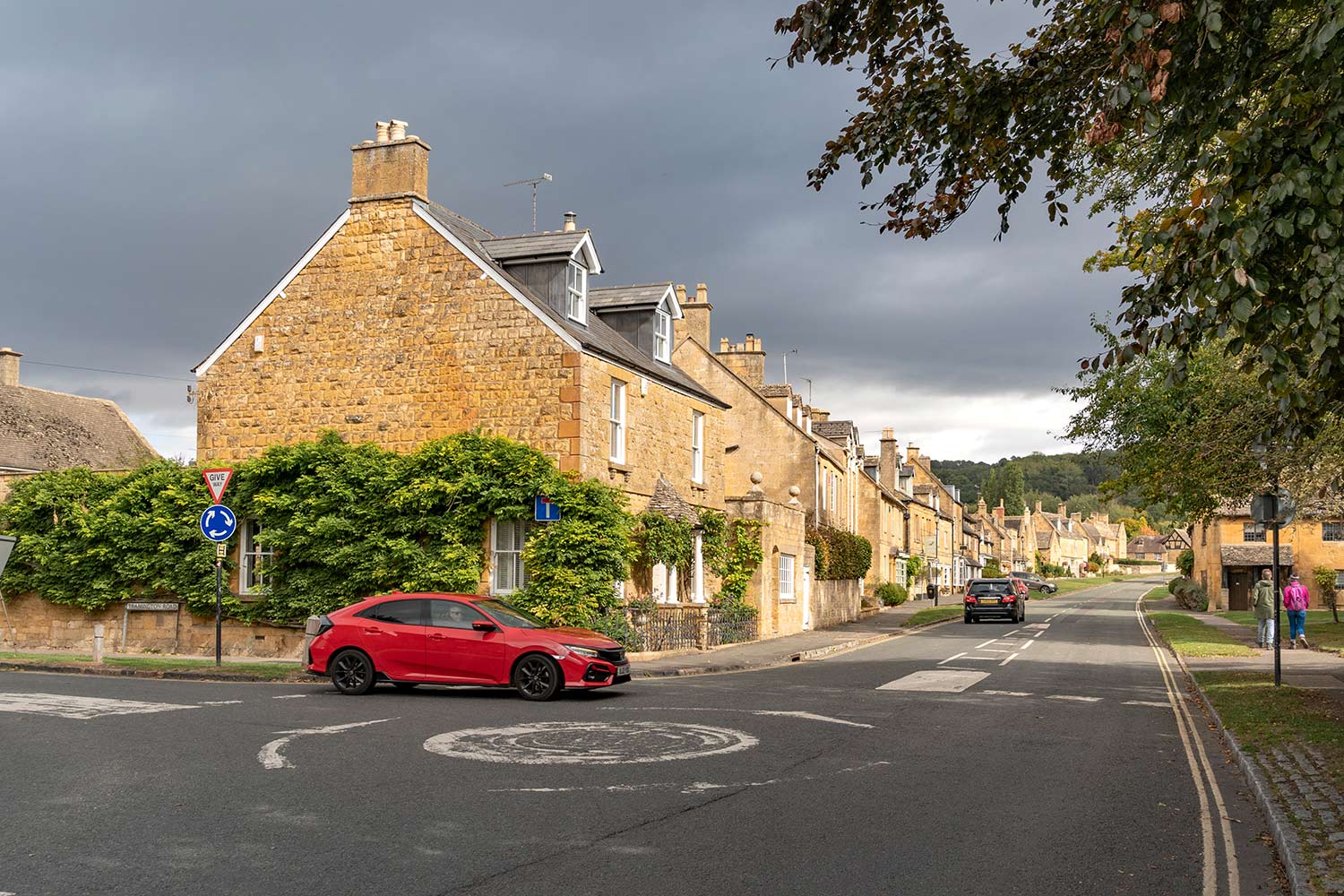 Rond-point, Broadway, Cotswolds, Angleterre, Royaume-Uni / Roundabout, Broadway, Cotswolds, England, UK