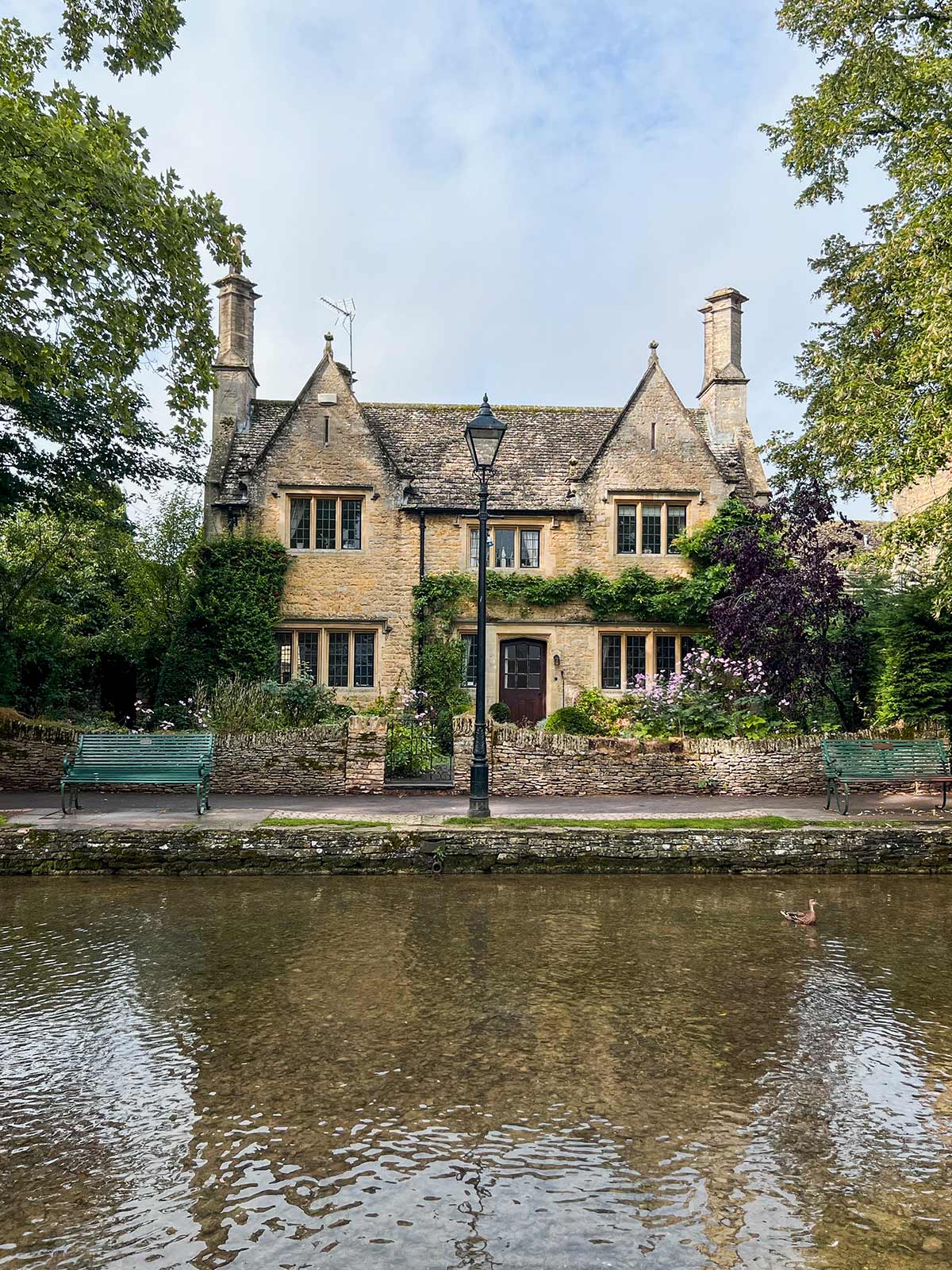 Maison, Village de Bourton-on-the-Water, Cotswolds, Angleterre, Royaume-Uni / House, Bourton-on-the-Water Village, Cotswolds, England, UK