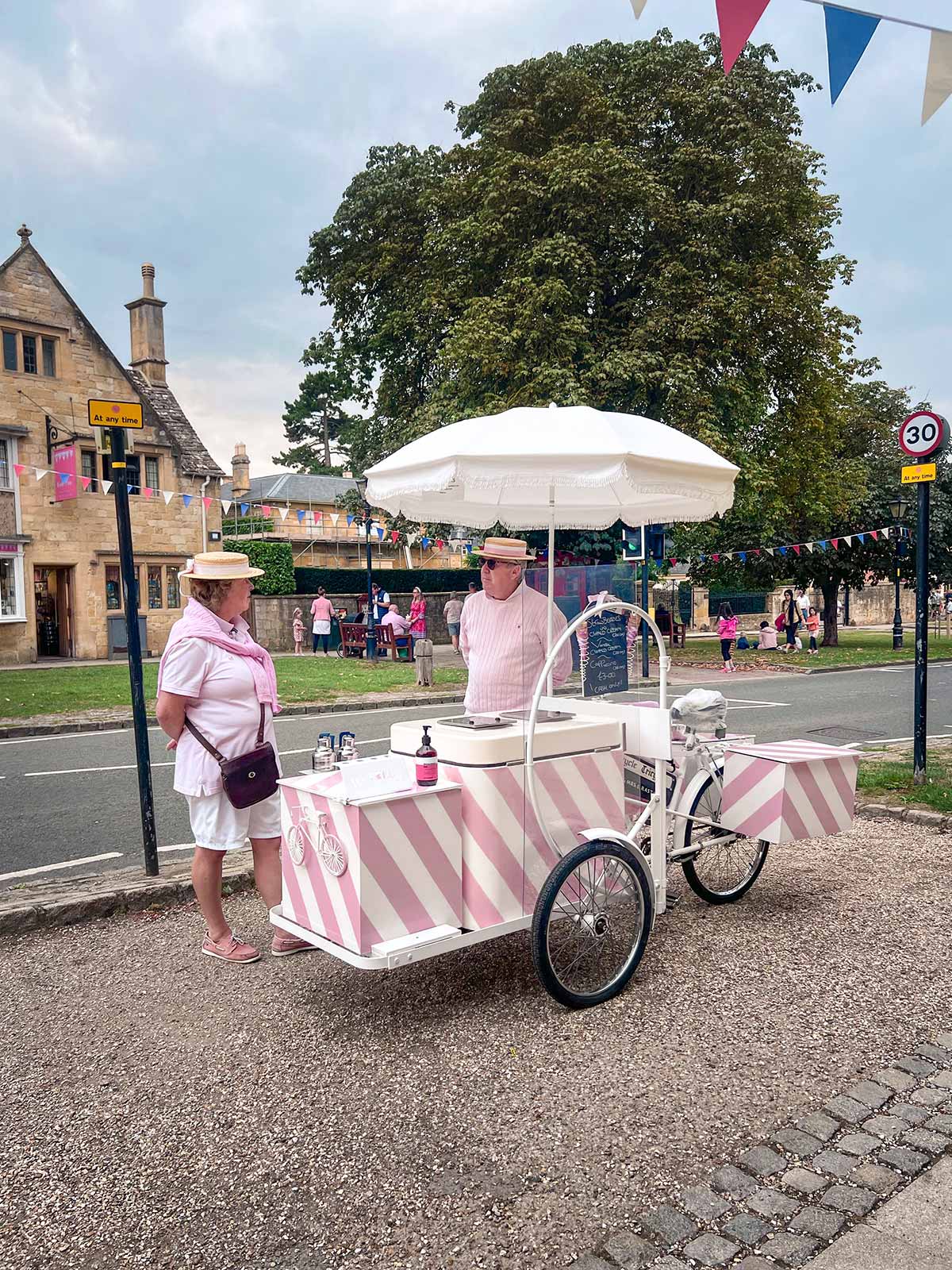 Marchand de crème glacée, Village de Broadway, Cotswolds, Angleterre, Royaume-Uni / Ice Cream Truck, Broadway Village, Cotswolds, England, UK