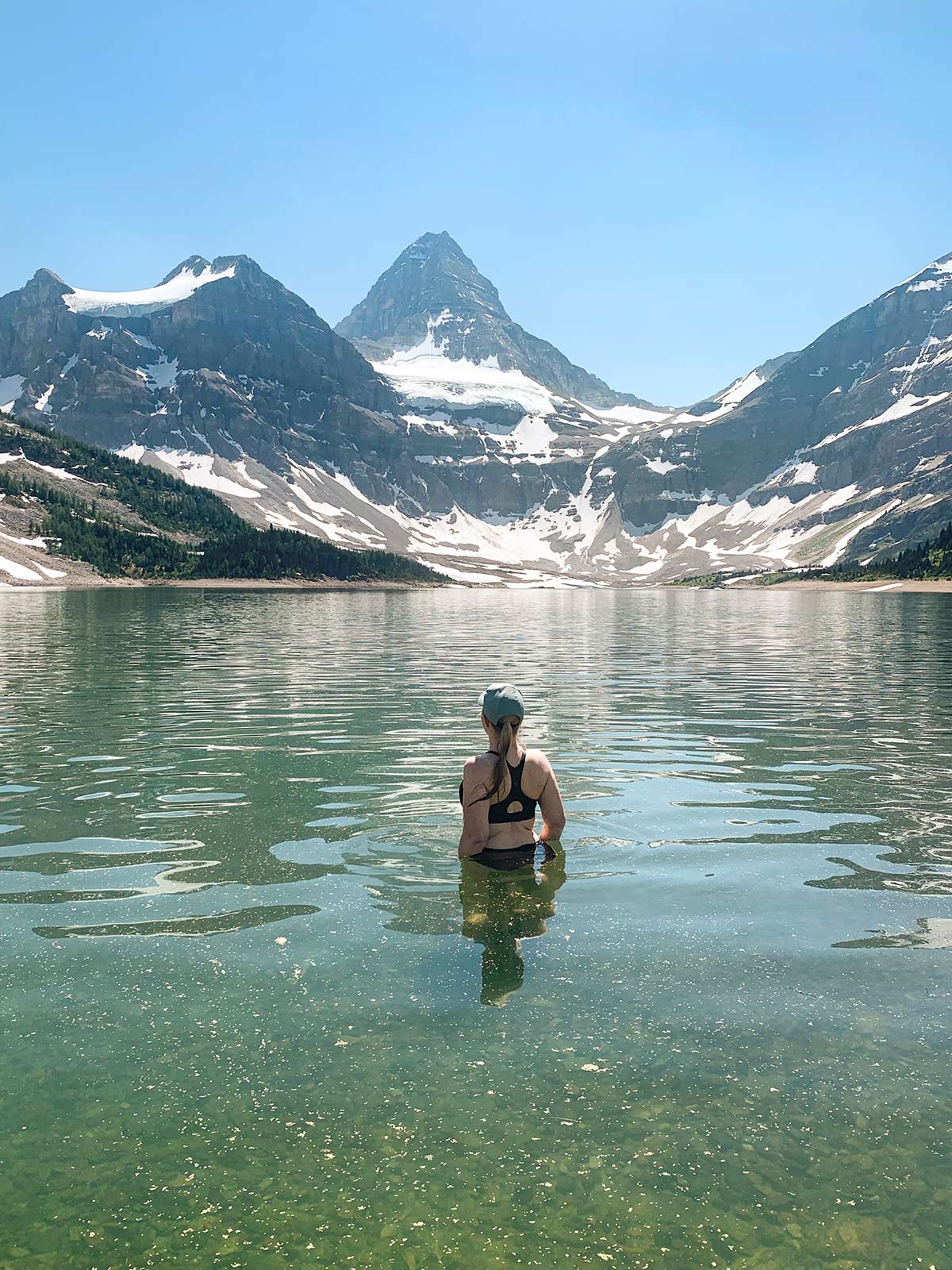 Se baigner au lac Magog, Mont Assiniboine, Colombie-Britannique, Canada / Swimming in Magog Lake, Mount Assiniboine, BC, Canada