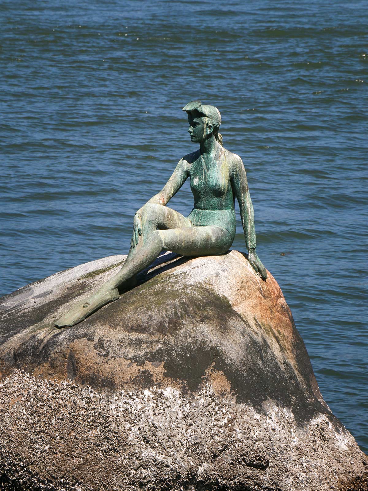Statue de la fille en maillot, Seawall, Parc Stanley, Vancouver, Colombie-Britannique, Canada / Girl in a Wetsuit Statue, Seawall, Stanley Park, Vancouver, BC, Canada