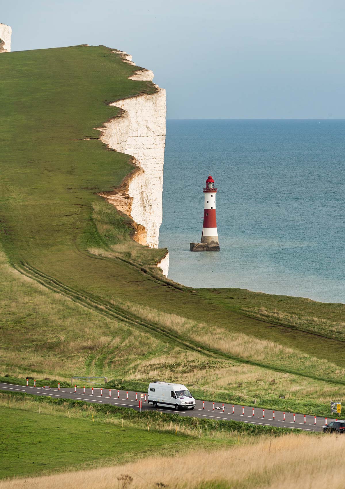 Route, Phare de Beachy Head, Falaises des Seven Sisters, East Sussex, Angleterre, Royaume-Uni / Road, Beachy Head Lighthouse, Seven Sisters cliffs, East Sussex, England, UK