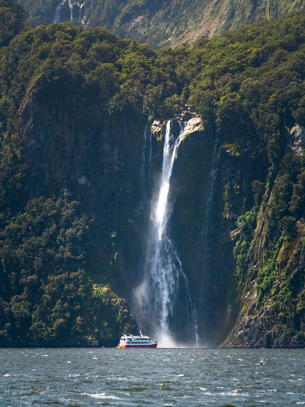 Bateau, Chutes de Stirling, Fjord de Milford Sound, île du Sud, Nouvelle-Zélande / Cruise Boat, Stirling Waterfalls, Milford Sound Fiord, South Island, New-Zealand, NZ, Aotearoa