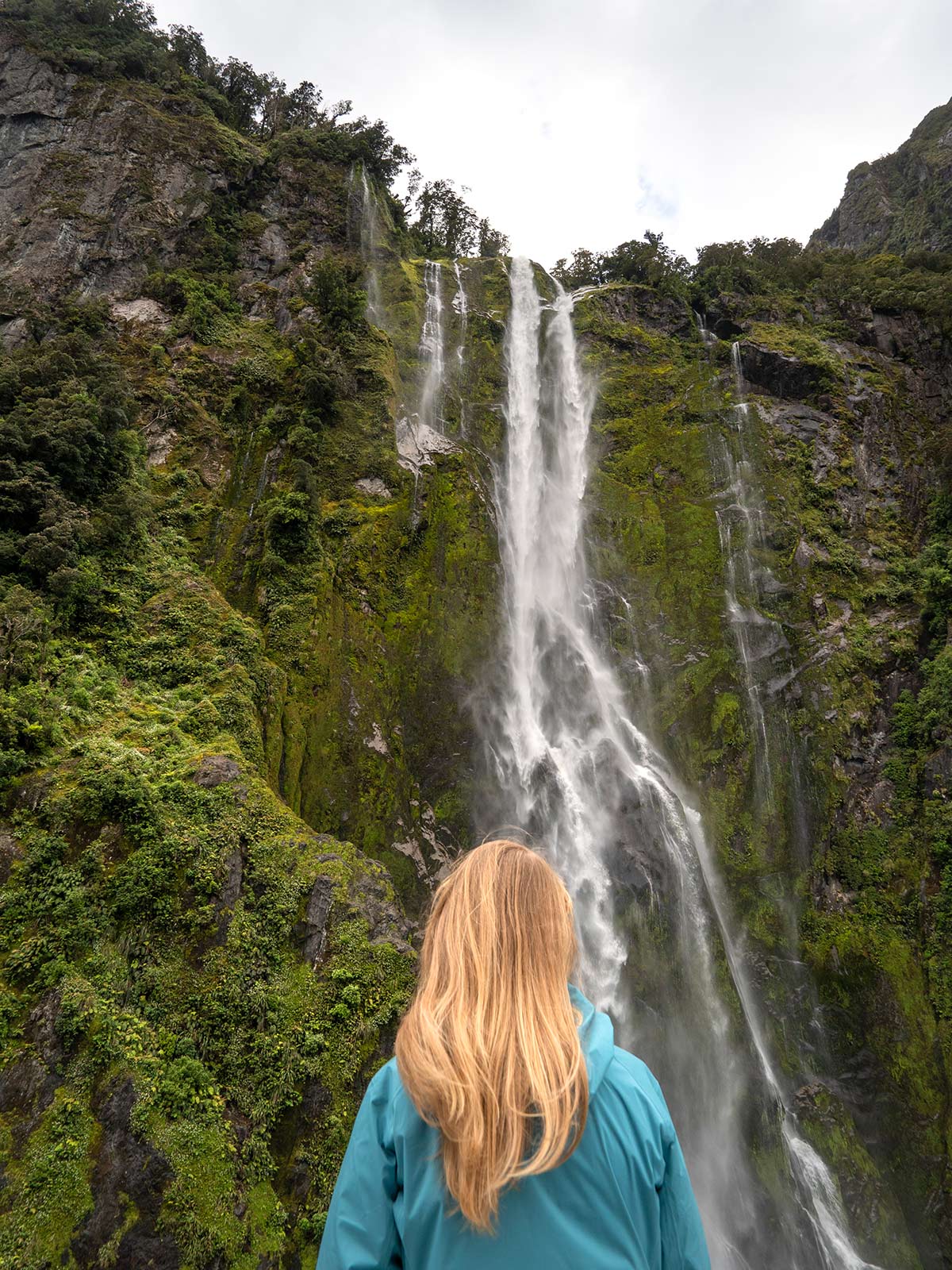 Les chutes Stirling, Fjord de Milford Sound, île du Sud, Nouvelle-Zélande / Stirling Falls, Milford Sound Fiord, South Island, New-Zealand, NZ, Aotearoa