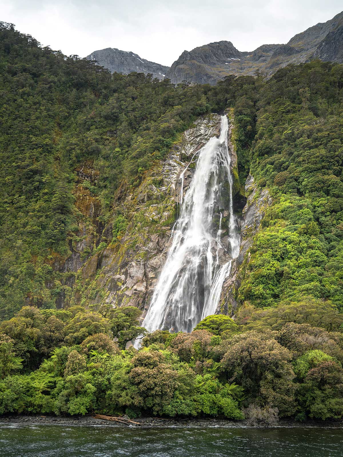 Chutes Lady Bowen, Fjord de Milford Sound, île du Sud, Nouvelle-Zélande / Lady Bowen Falls, Milford Sound Fiord, South Island, New-Zealand, NZ, Aotearoa