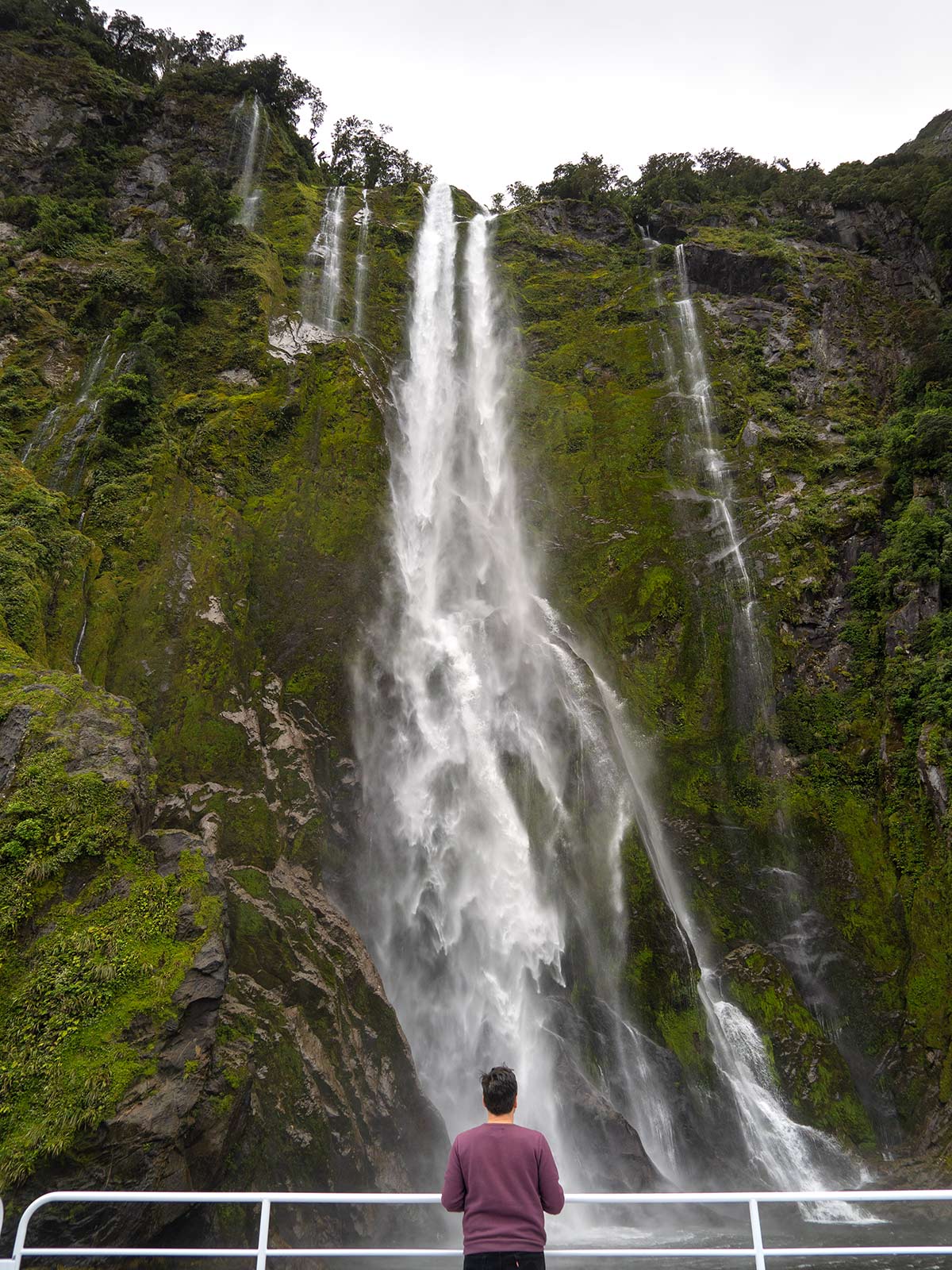 Les chutes Stirling, Fjord de Milford Sound, île du Sud, Nouvelle-Zélande / Stirling Falls, Milford Sound Fiord, South Island, New-Zealand, NZ, Aotearoa