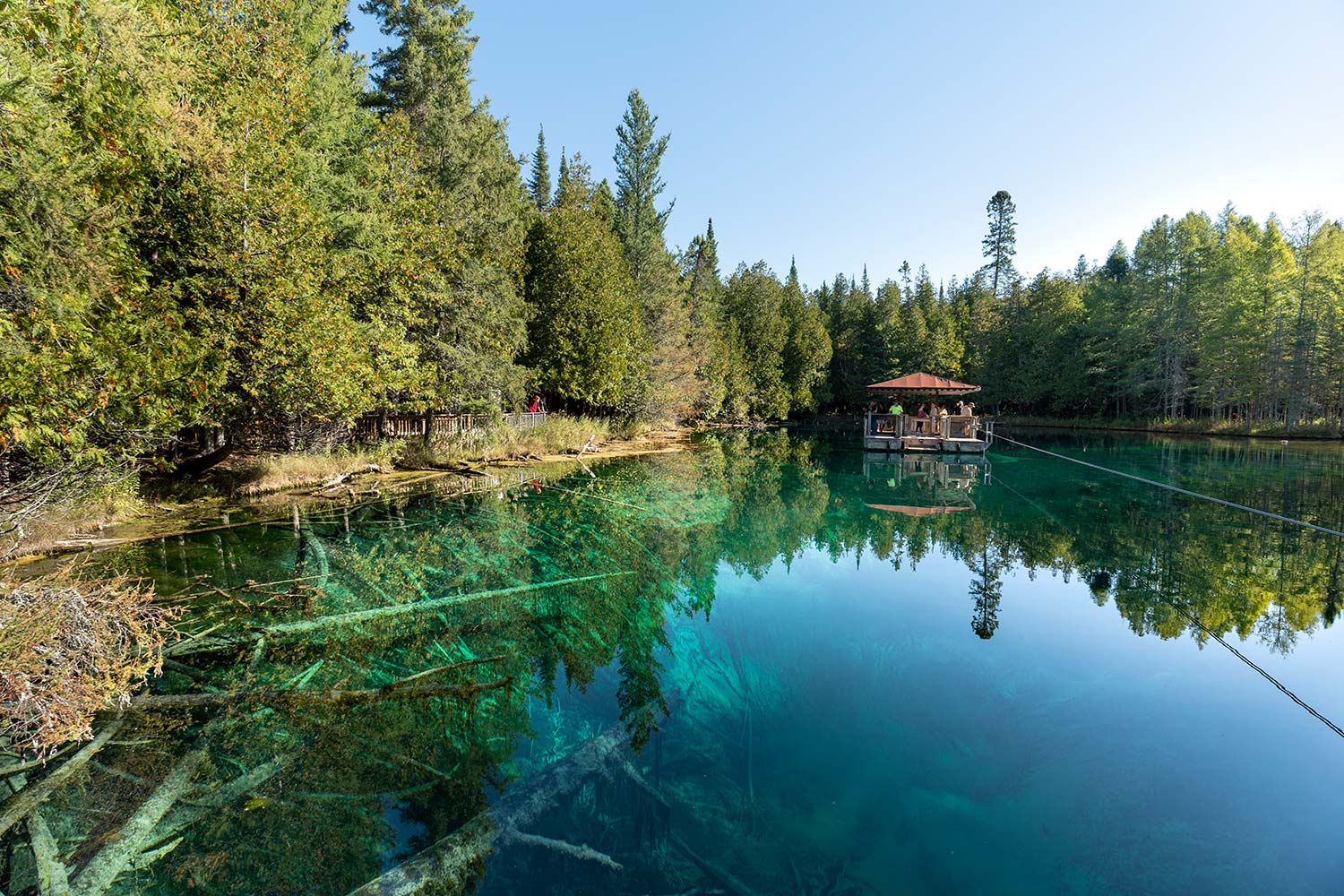 Radeau, Source Kitch-iti-kipi, Michigan, États-Unis / Boat, Kitch-iti-kipi Source, Michigan, USA