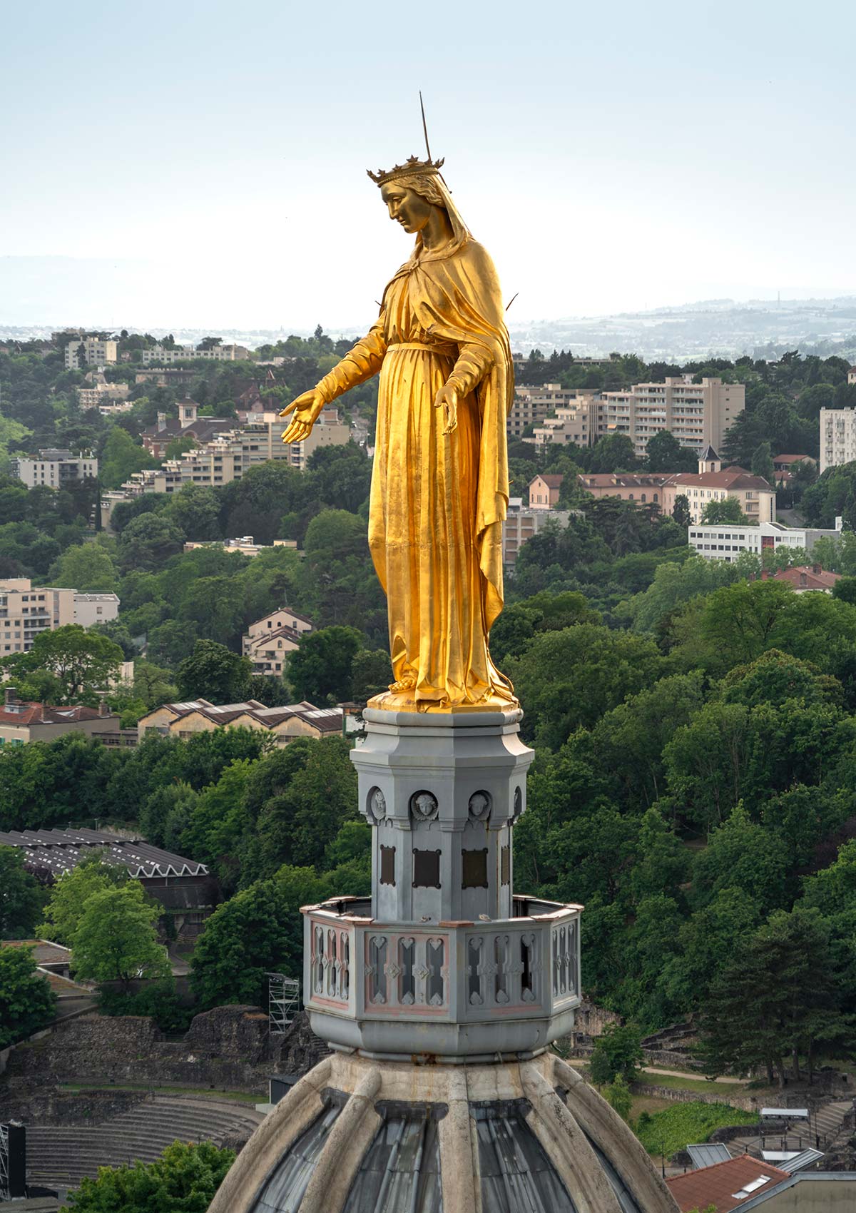 Statue de la Vierge Marie, Basilique Notre-Dame de Fourvière, Lyon, France