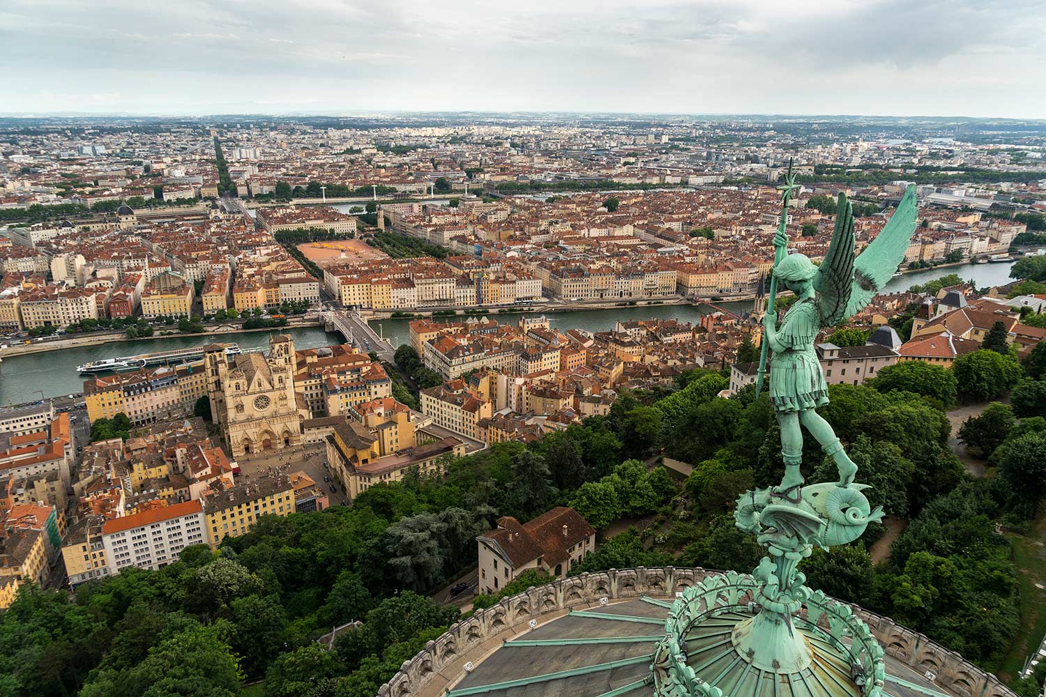 Vue sur Lyon depuis les toits de la basilique lors de la Visite insolite
