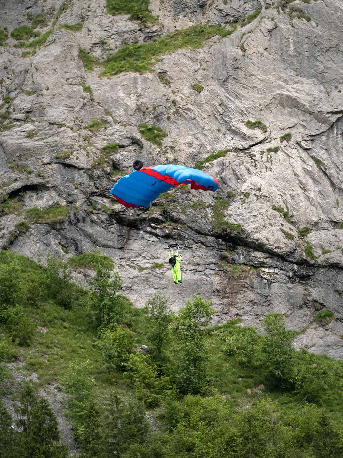 Saut extrême, Vallée de Lauterbrunnen, Suisse / BASE-jump, Lauterbrunnen Valley, Switzerland