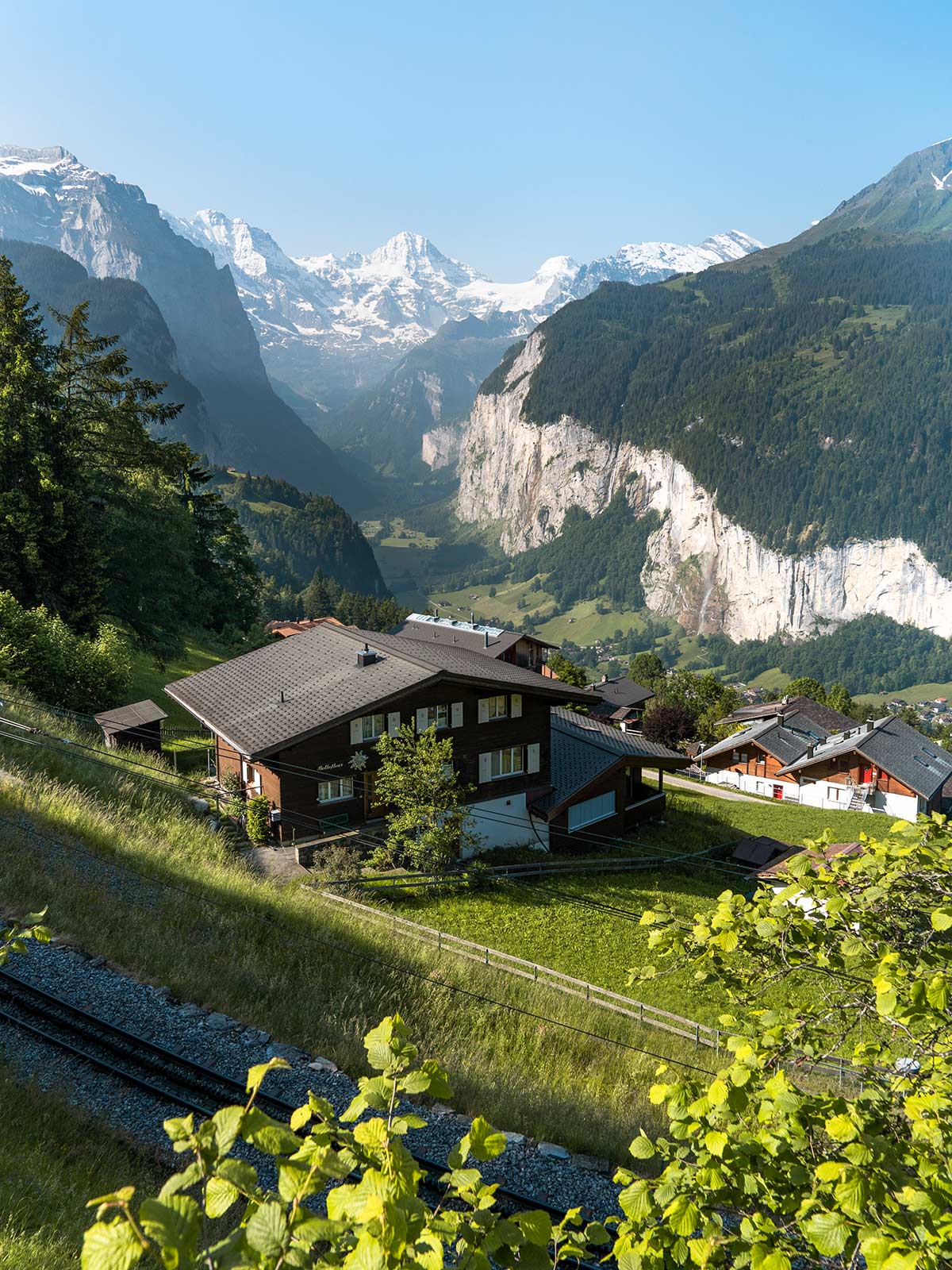 Point de vue sur la vallée de Lauterbrunnen depuis Wengen, Staubbachfall, Suisse / Wengen Viewpoint over Lauterbrunnen Valley, Switzerland