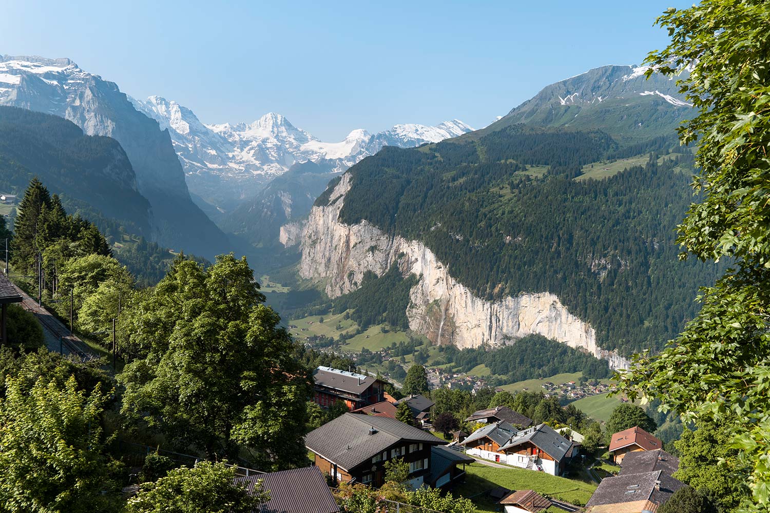 Point de vue sur la vallée de Lauterbrunnen depuis Wengen, Staubbachfall, Suisse / Wengen Viewpoint over Lauterbrunnen Valley, Switzerland