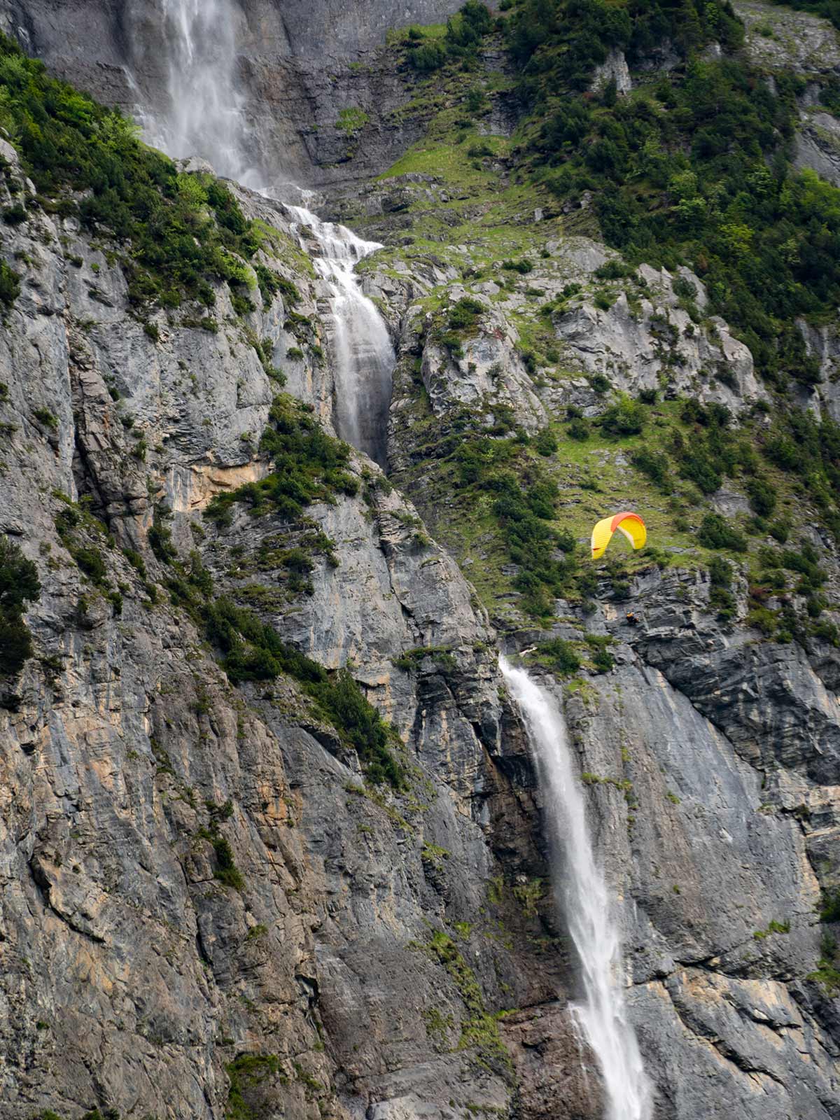 Parapente, Chute, Vallée de Lauterbrunnen, Suisse / Paraglide, Waterfalls, Lauterbrunnen Valley, Switzerland