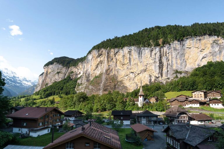 Église, Chute de Staubbachfall, Village de Lauterbrunnen, Vallée de Lauterbrunnen, Staubbachfall, Suisse / Church, Staubbachfall, Lauterbrunnen Village, Lauterbrunnen Valley, Staubbachfall, Switzerland