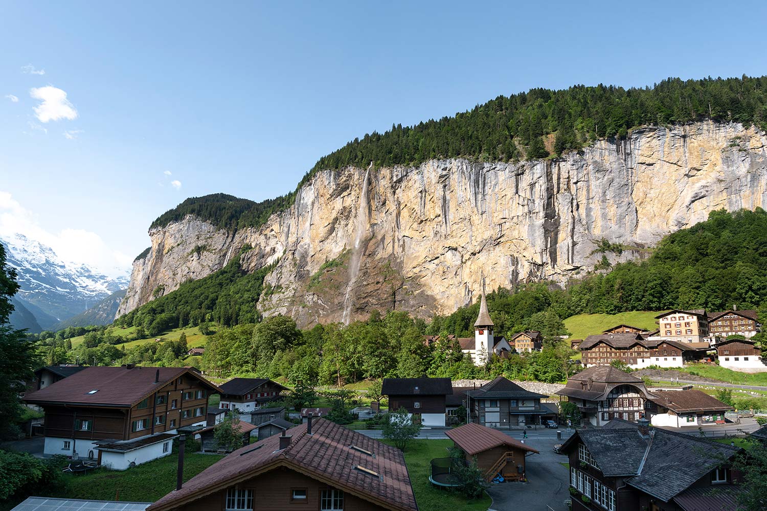 Église, Chute de Staubbachfall, Village de Lauterbrunnen, Vallée de Lauterbrunnen, Staubbachfall, Suisse / Church, Staubbachfall, Lauterbrunnen Village, Lauterbrunnen Valley, Staubbachfall, Switzerland