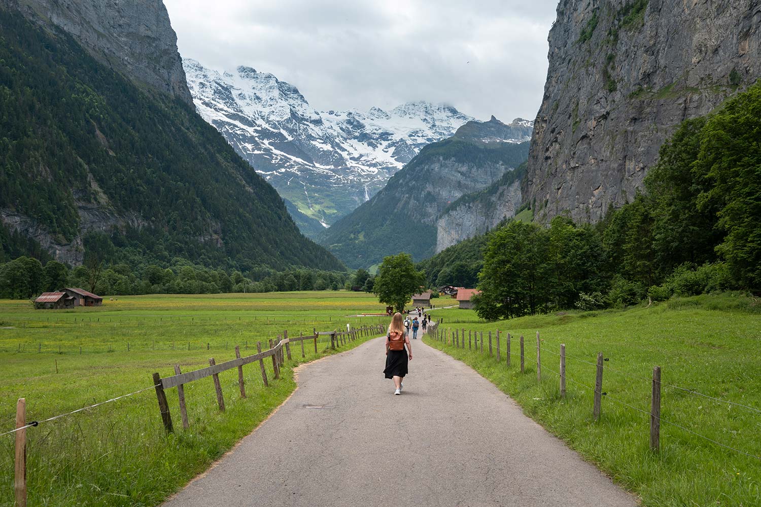 Sentier de marche, Vallée de Lauterbrunnen, Suisse / Walking Trail, Lauterbrunnen Valley, Switzerland