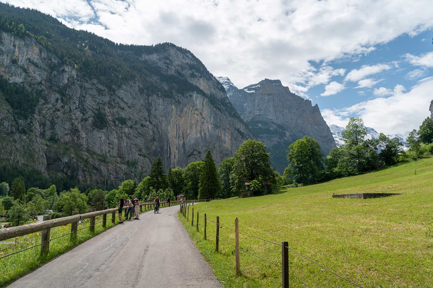 Sentier de marche, Vallée de Lauterbrunnen, Staubbachfall, Suisse / Walking Trail, Lauterbrunnen Valley, Staubbachfall, Switzerland