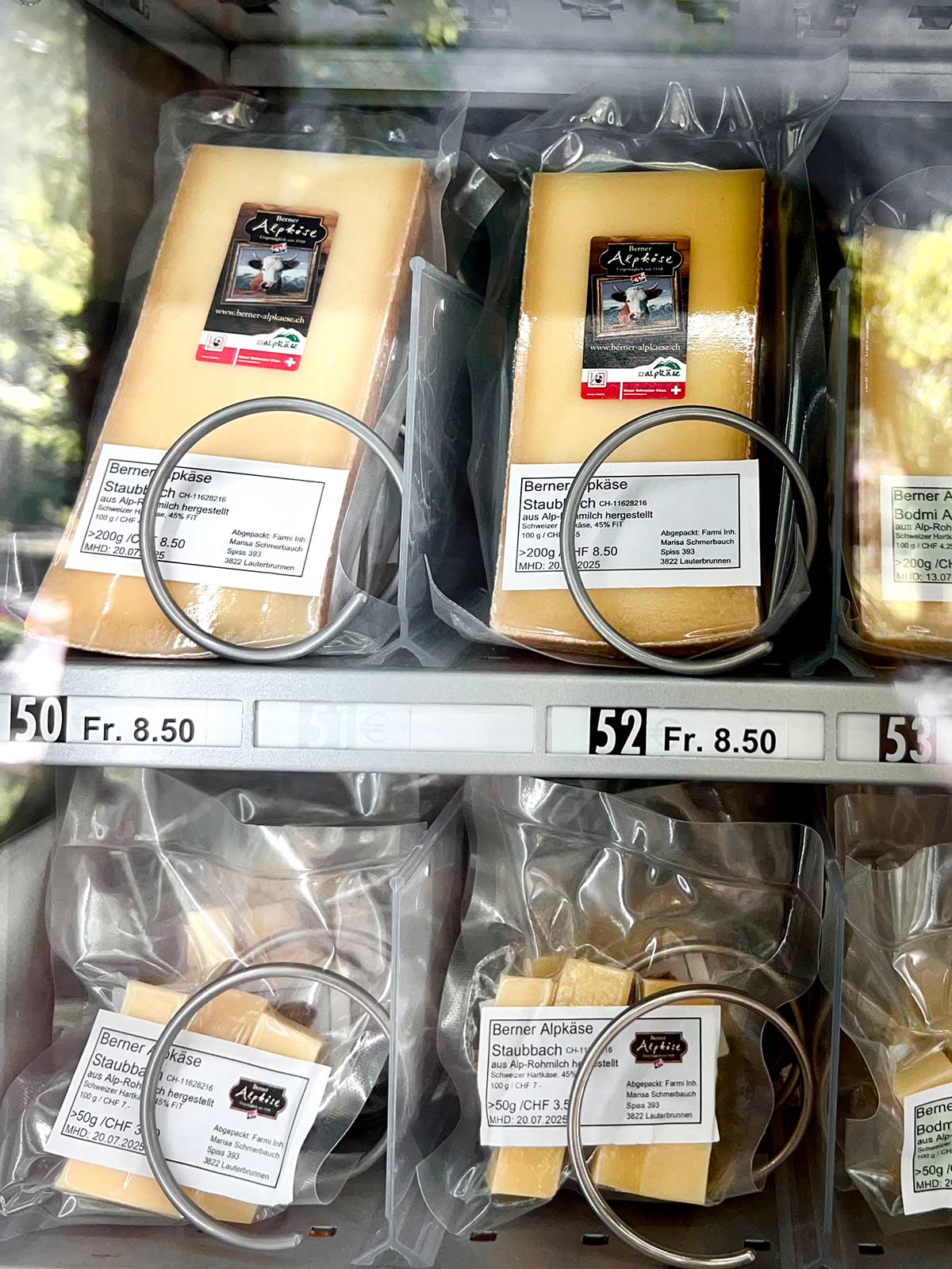 Distributrice à fromages, Vallée de Lauterbrunnen, Suisse / Cheese Vending Machine, Lauterbrunnen Valley, Staubbachfall, Switzerland