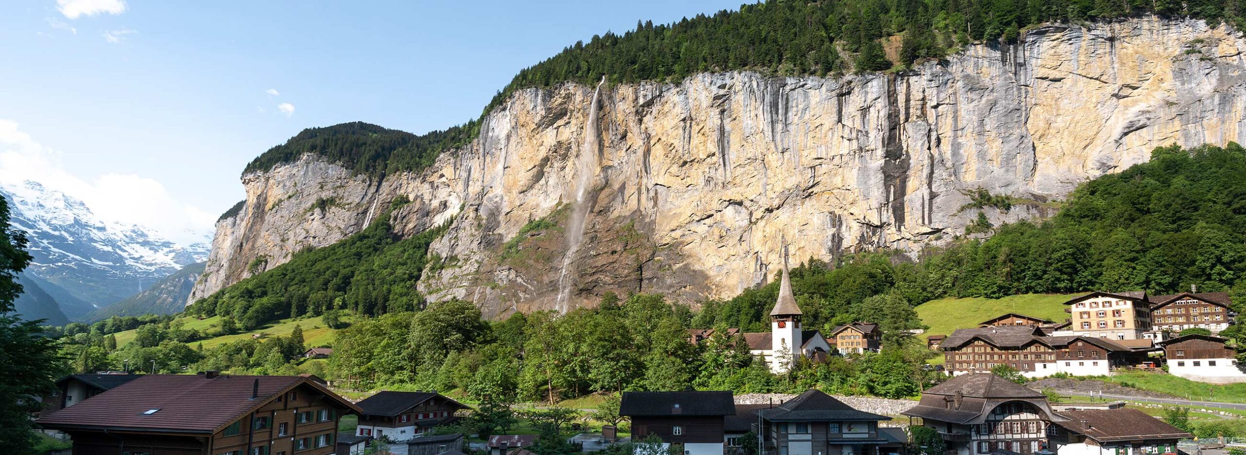 Église, Chute de Staubbachfall, Village de Lauterbrunnen, Vallée de Lauterbrunnen, Staubbachfall, Suisse / Church, Staubbachfall, Lauterbrunnen Village, Lauterbrunnen Valley, Staubbachfall, Switzerland