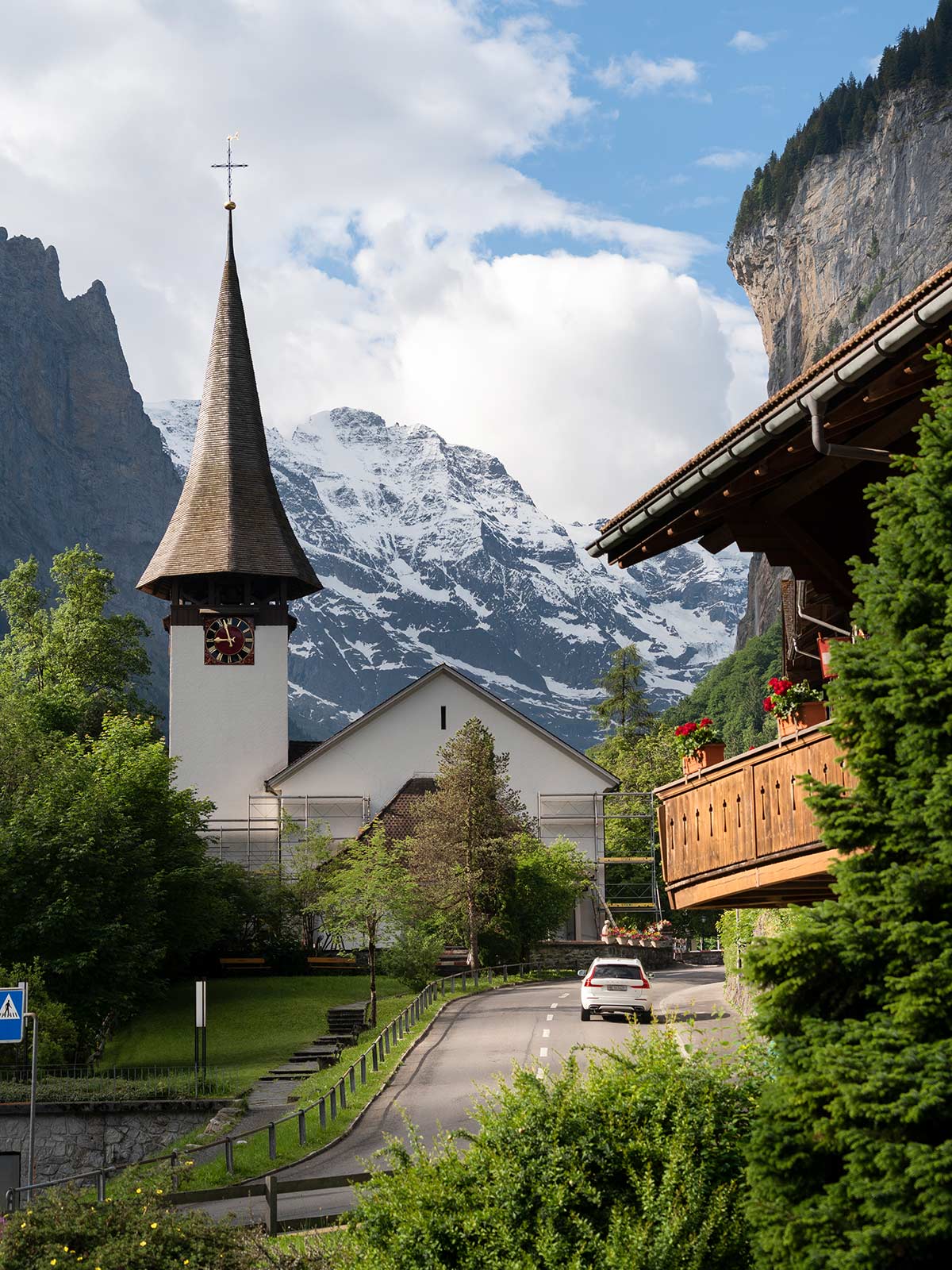 Voiture, Église, Village de Lauterbrunnen, Vallée de Lauterbrunnen, Alpes bernoises, Suisse / Car, Church, Lauterbrunnen Village, Lauterbrunnen Valley, Switzerland