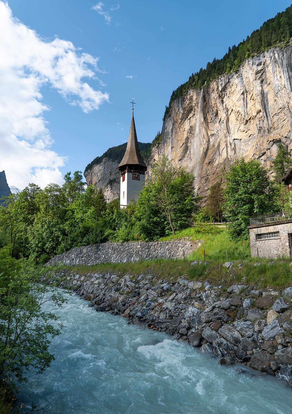 Rivière, Église, Village de Lauterbrunnen, Vallée de Lauterbrunnen, Staubbachfall, Suisse / River, Church, Lauterbrunnen Village, Lauterbrunnen Valley, Staubbachfall, Switzerland
