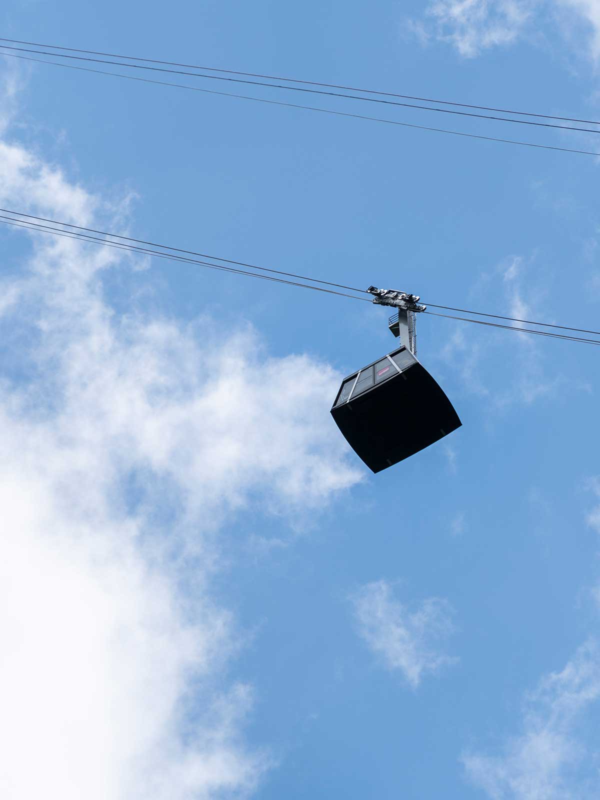 Téléphérique et gondole de Mürren à Schilthorn, Vallée de Lauterbrunnen, Suisse / Gondola Cable Car from Mürren to Schilthorn, Lauterbrunnen Valley, Switzerland